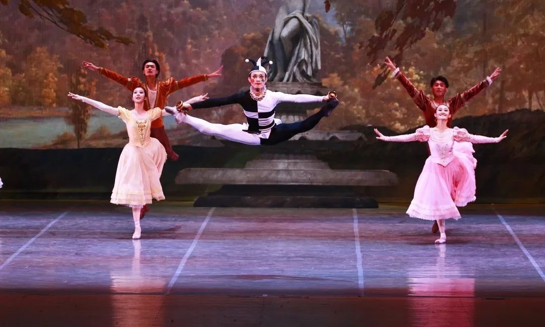 古典芭蕾舞剧《天鹅湖》即将上演，重温经典动人爱情故事