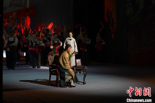 大型今世评剧《革命家庭》。　周孙榆 摄