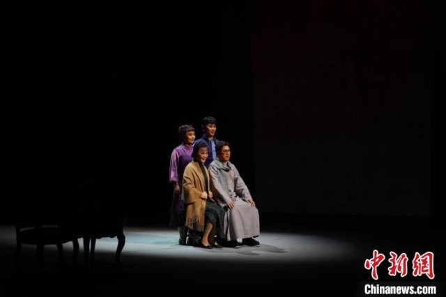 大型今世评剧《革命家庭》。　周孙榆 摄
