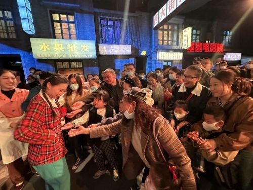 美好生活 星耀太行 山西晋城华谊兄弟星剧场美好生活综合体《重逢晋城》演出受到广大群众欢迎