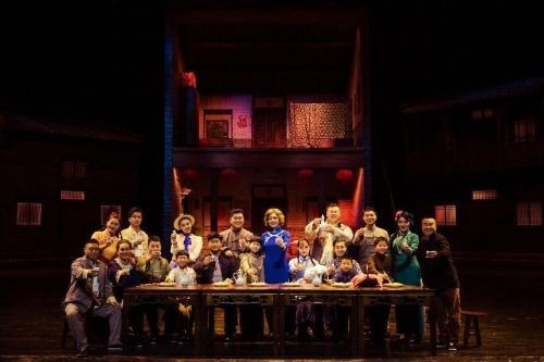 美好生活 星耀太行 山西晋城华谊兄弟星剧场美好生活综合体《重逢晋城》演出受到广大群众欢迎