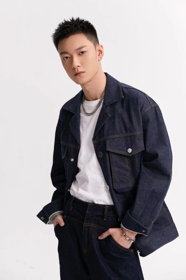 张冠森空隙装写真《为你逆光而来》“江天成”同款硬汉短发