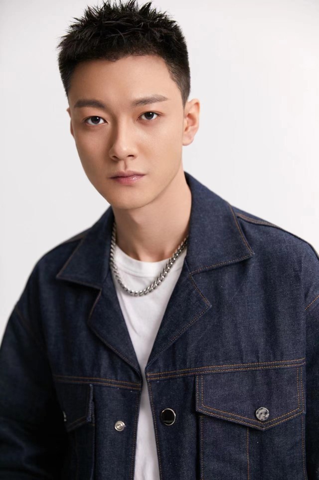 张冠森空隙装写真《为你逆光而来》“江天成”同款硬汉短发