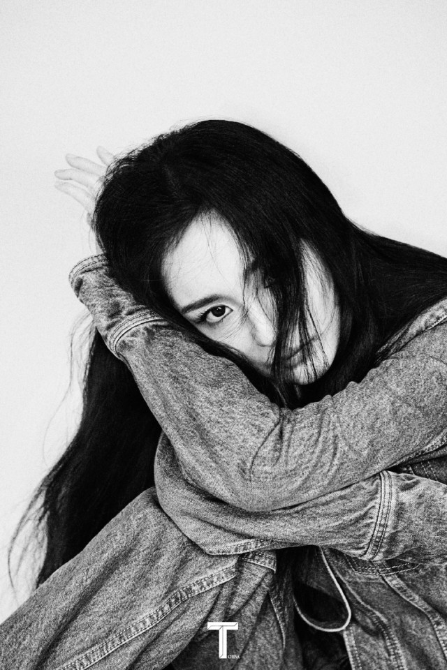 杨幂最新大片释出 直闪光下彰显时尚魅力