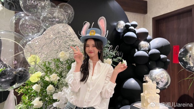 宋祖儿晒庆生照 穿白衬衫戴兔耳帽比耶笑容灿烂