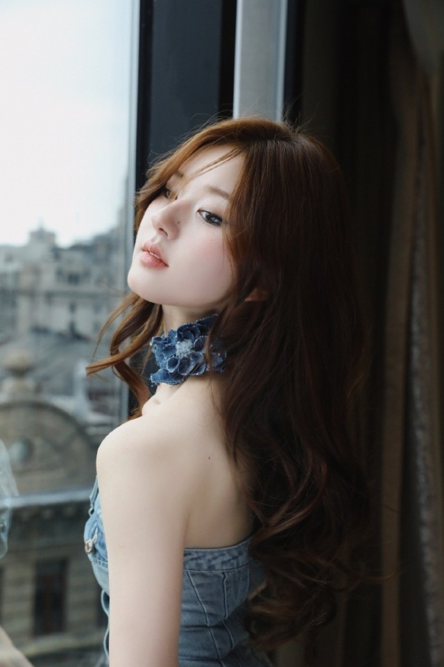 赵露思丹宁风造型大片 烟熏妆波浪卷发变甜酷辣妹