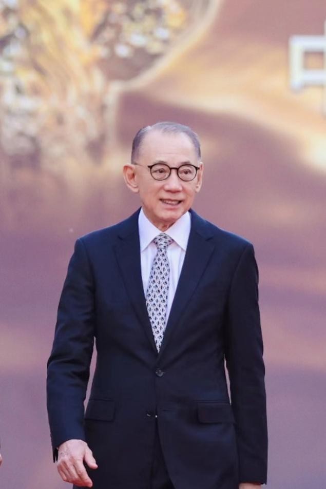 杨受成携《刺猬》主创现身华表奖 变身阳光开畅大男孩与葛优互动