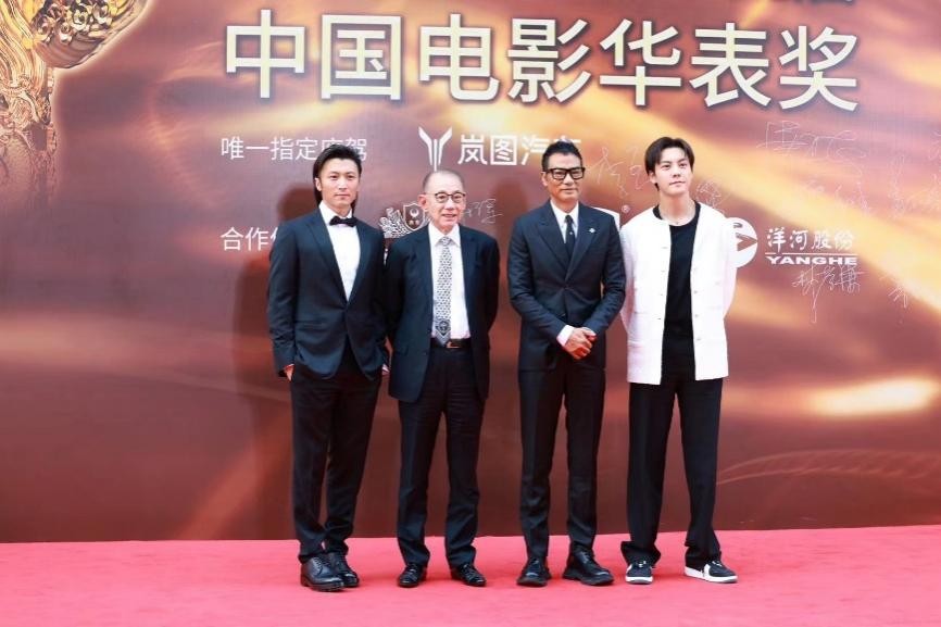 杨受成携《刺猬》主创现身华表奖 变身阳光开畅大男孩与葛优互动