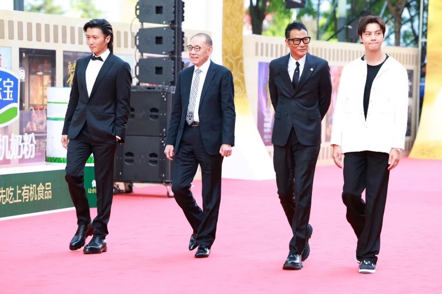 杨受成携《刺猬》主创现身华表奖 变身阳光开畅大男孩与葛优互动