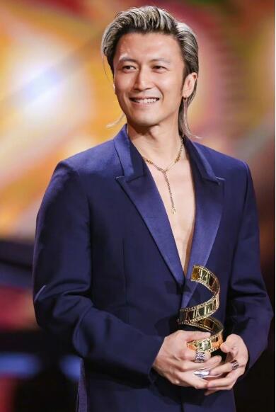 《乘风2023》热播 杨受成为旗下艺人打call