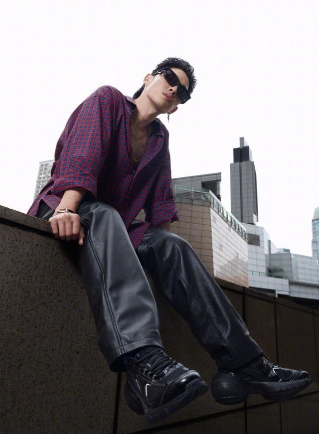 “活在鼓励，就会败在批评” 吴建豪点评大爆金句