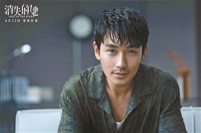 《消失的她》：一场陈思诚式悬疑，一架恋爱脑粉碎机