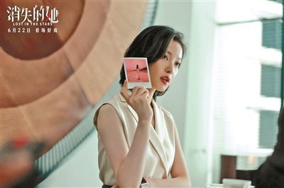 《消失的她》：一场陈思诚式悬疑，一架恋爱脑粉碎机