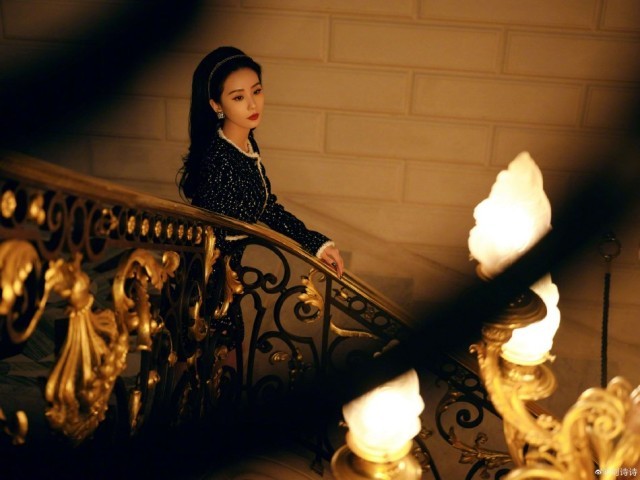 刘诗诗身着黑色亮片套装拍大片 秀纤细美腿气质佳