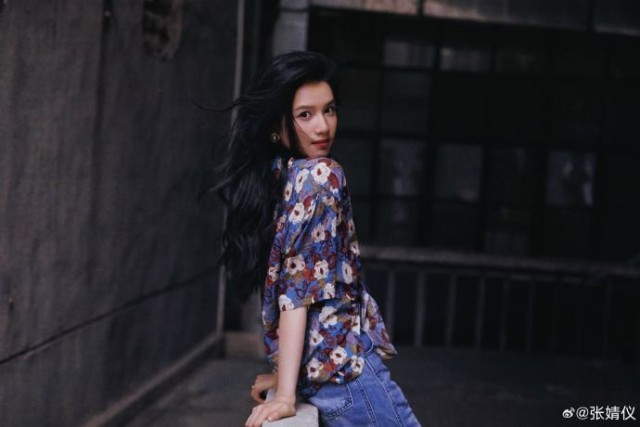 张婧仪晒24岁生日大片 花衬衫搭牛仔裤展复古港风