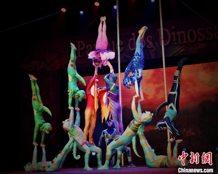 中国杂技剧《恐龙馆奇妙夜》走红巴西