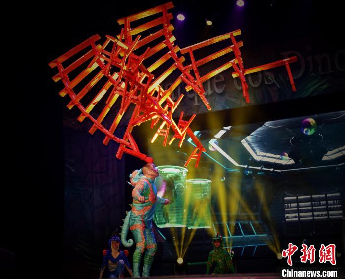中国杂技剧《恐龙馆奇妙夜》走红巴西