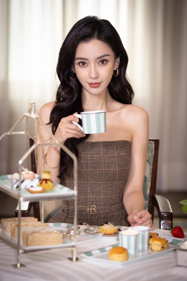 Angelababy穿英伦风裤装飒气 抹胸造型凸显精致锁骨