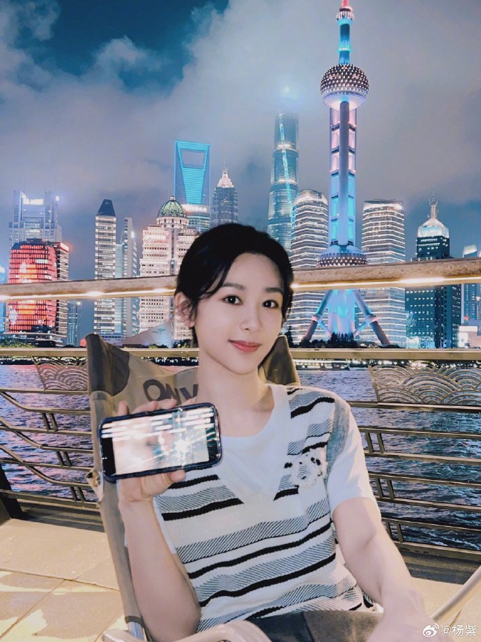 杨紫外滩追剧《长相思》惬意悠闲