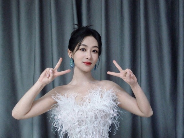 杨紫流光羽毛裙温婉动人 双手比耶可爱俏皮
