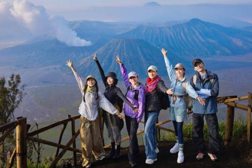 凯丽惊喜回来《花少好友记》 再作暖心打油诗重温十年花少情
