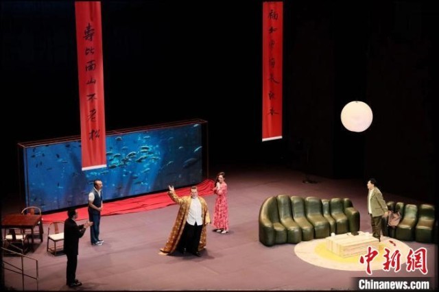 话剧《鳄鱼》叫好叫座 专家：表现“新质审美”