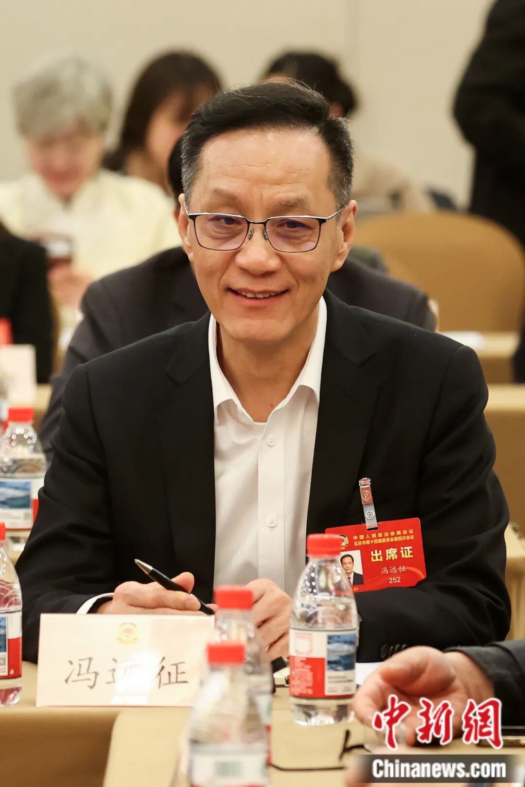 冯远征谈演员拍短剧：不排斥但要先尝尝“汗珠子掉地摔八瓣”的苦(图2)