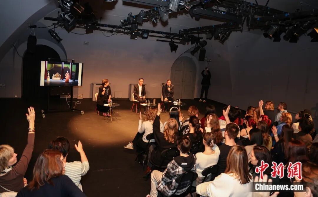 冯远征谈演员拍短剧：不排斥但要先尝尝“汗珠子掉地摔八瓣”的苦(图6)