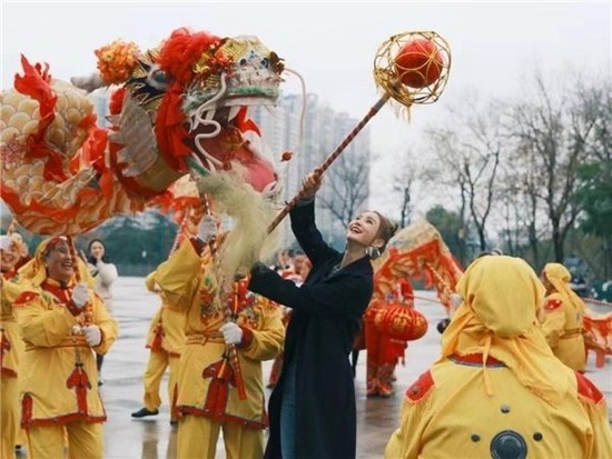 《红花郎 2023川渝春节联欢晚会》今晚播出