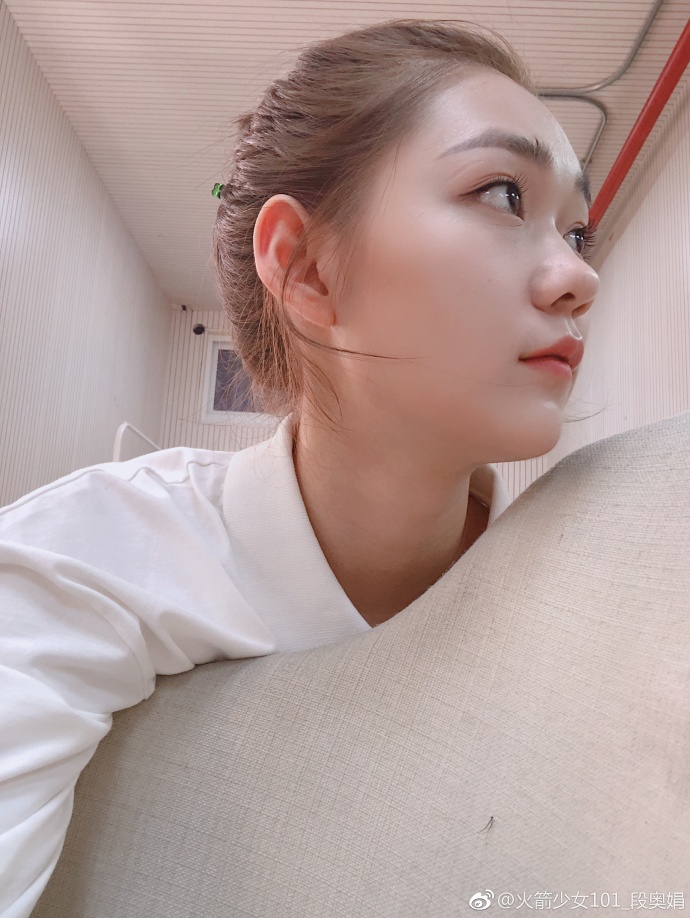 火箭少女段奥娟晒卖萌自拍照 甜笑捧脸可爱满分
