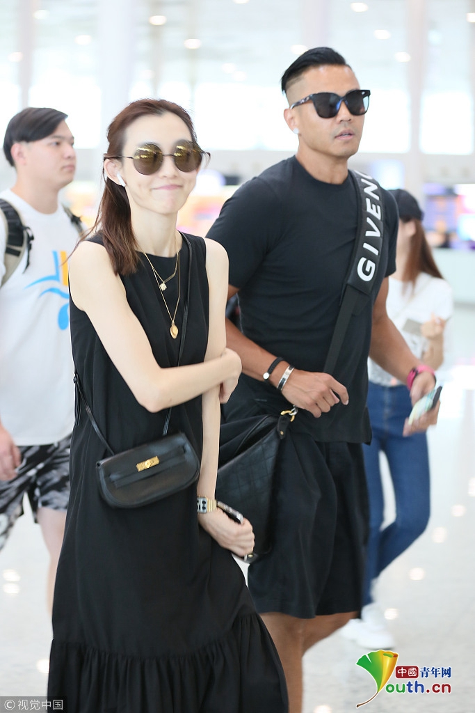 范玮琪与陈建州不带"飞翔"拖油瓶 穿情侣装超亲和