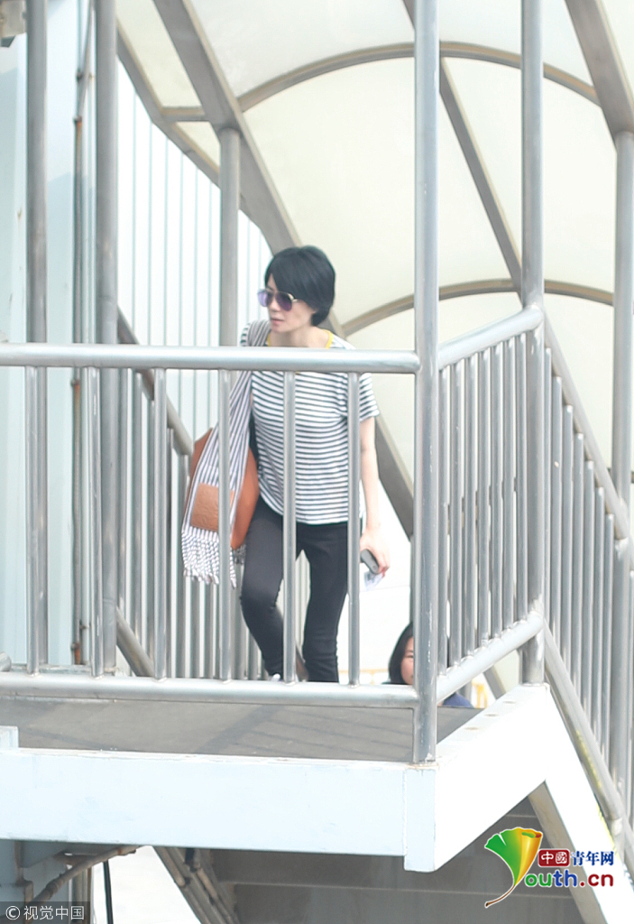 王菲穿条纹衫牛仔裤低调朴素难掩气场