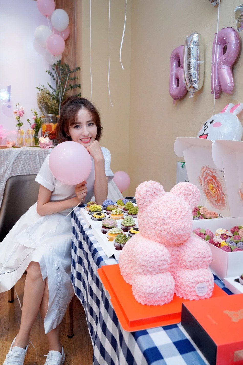 佟丽娅与粉丝提前庆生 白裙清新似少女