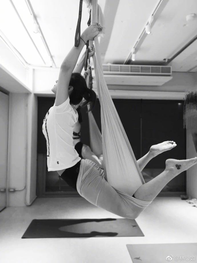 林心如练瑜伽秀高难度姿势 倒立下腰身材曲线亮眼