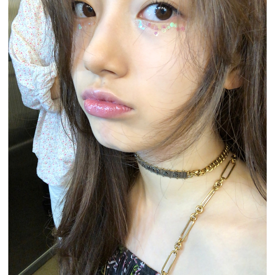 秀智晒写真拍摄花絮 侧脸自拍展优越美貌