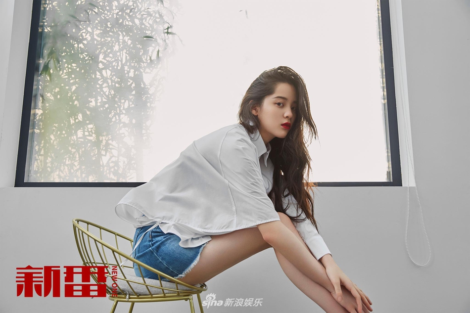 欧阳娜娜18岁成人礼大片曝光红唇西装魅力非凡