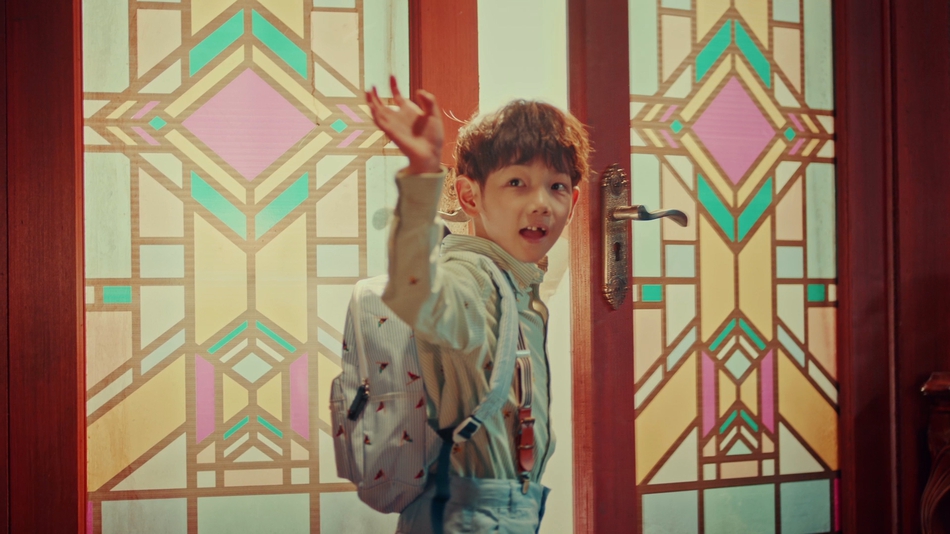 杨烁磁性声线"硬汉教育" 儿子掉门牙可爱首亮相