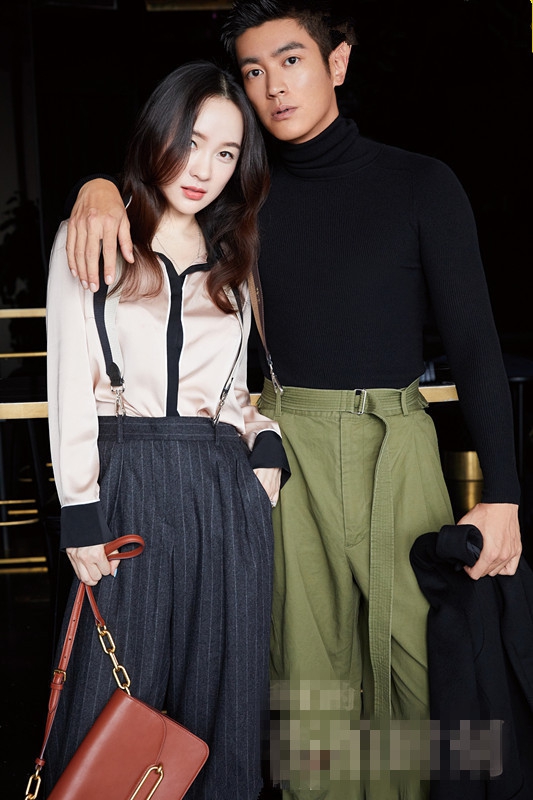 杜江霍思燕合体拍大片 摆同款姿势默契满分