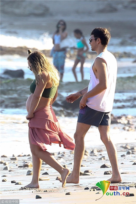 希拉里·达夫被男友宠成少女 挺孕肚看海上演"后背杀"