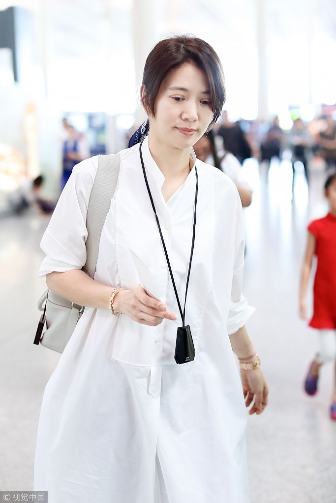 袁咏仪衣着宽松生活气息十足 独自现身不见老公张智霖