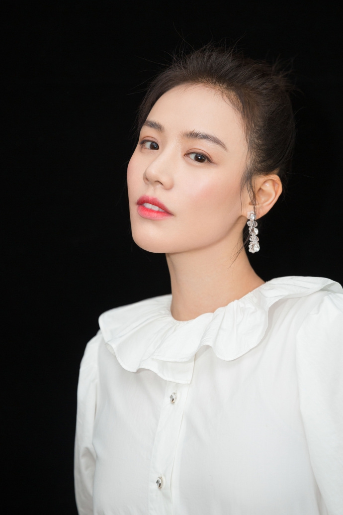 马思纯穿娃娃领格子裙显清纯比v甜笑可爱动人