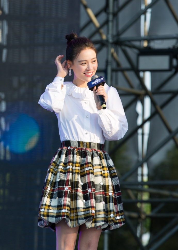 马思纯穿娃娃领格子裙显清纯 比v甜笑可爱动人