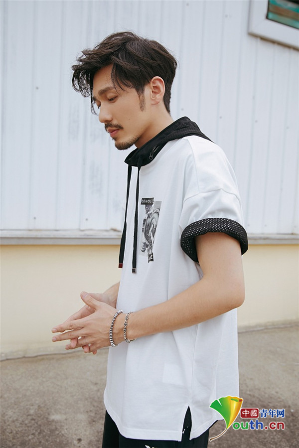 白宇少年感装扮"痞帅脸" 眼神放电散发随性魅力
