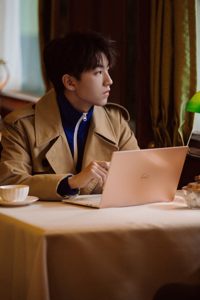 侧颜杀!王俊凯喝咖啡神情专注 外披风衣职场范儿足