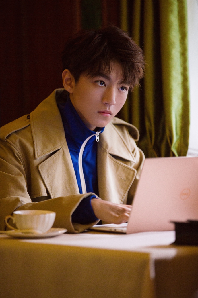 侧颜杀!王俊凯喝咖啡神情专注 外披风衣职场范儿足