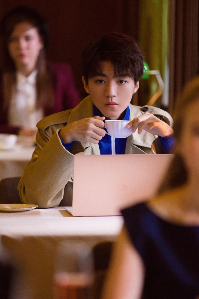 王俊凯喝咖啡神情专注 外披风衣职场范儿足