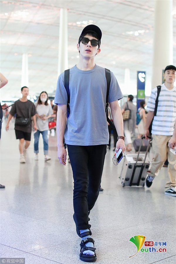 井柏然穿长袜踩凉鞋搭配迷幻 面无表情一路疾走