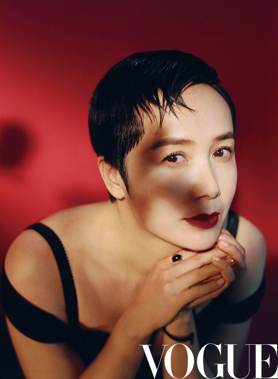 红底配美人!蒋雯丽小陶虹惠英红各展成熟韵味