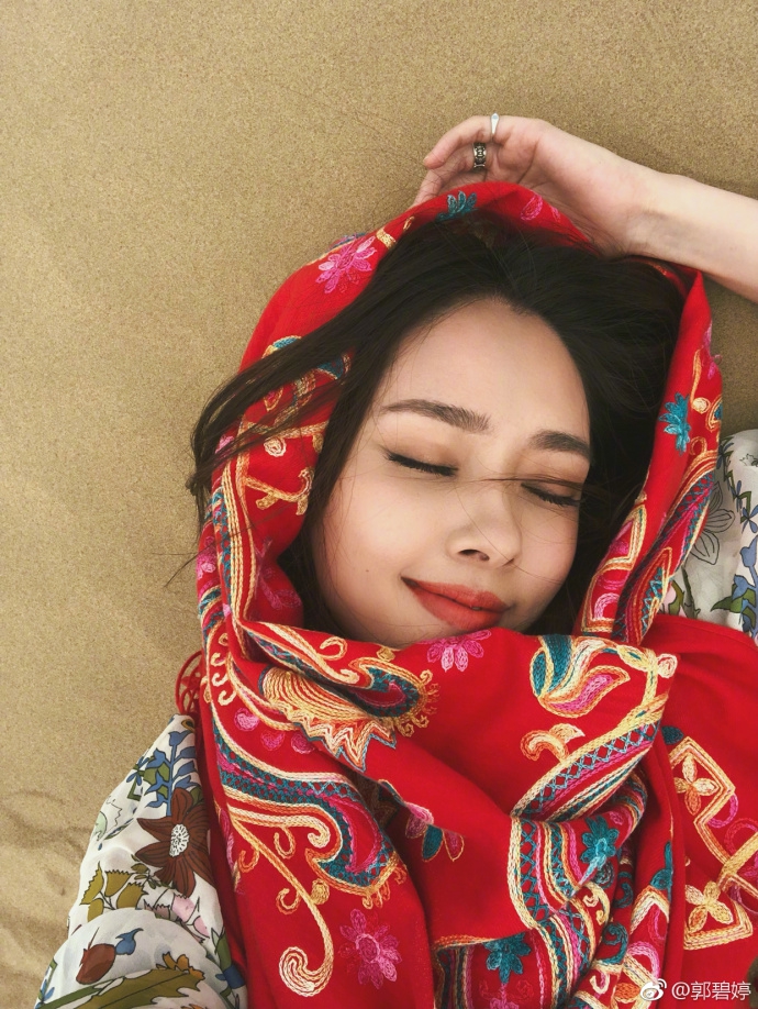 郭碧婷晒自拍秀大漠风光 戴民族风头巾红唇娇艳