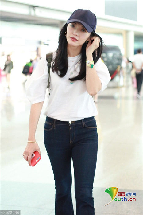 "辣妈"姚晨撩发秀婚戒 背双肩包疾走尽显青春
